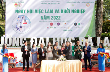 Sôi nổi Ngày hội việc làm và khởi nghiệp tại Trường Đại học Đà Lạt